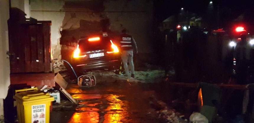 FOTO / Accident grav a treia zi de Crăciun! S-a înfipt cu maşina într-o casă şi a murit pe loc