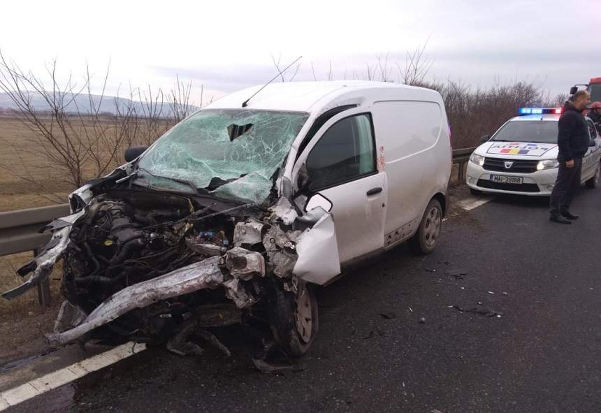 VIDEO / Microbuz cu 18 pasageri, implicat într-un grav accident în Vaslui. S-a activat Planul Roșu