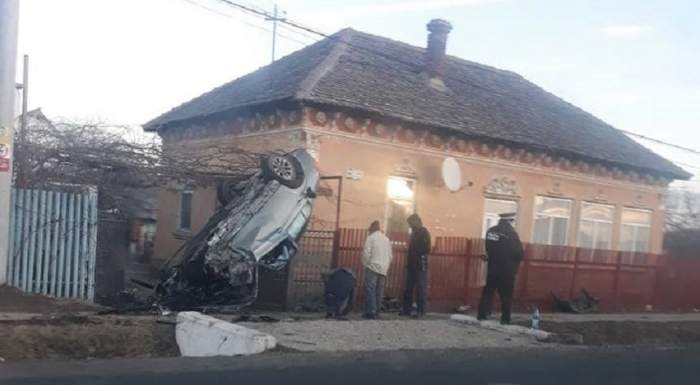 O şoferiţă de 19 ani s-a îmbătat şi s-a urcat cu maşina pe poarta unei case din Dolj. Poliţiştii au rămas mască