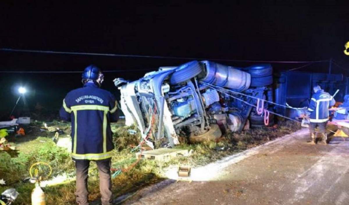Un şofer român de TIR şi-a pierdut viaţa în Franţa, după ce colegul lui care se afla la volan, a răsturnat camionul