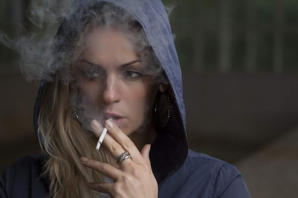 ÎNTREBAREA ZILEI: Tu ştii ce înseamnă dacă scapi ţigara din mână? Superstiţia care îţi va da de gândit