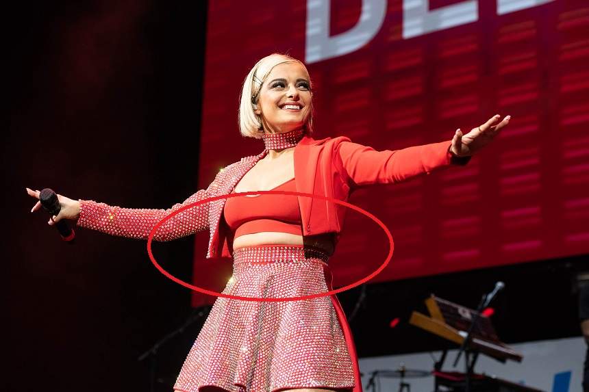 FOTO / E grăsuță, dar nu-i pasă! Bebe Rexha și-a scos șunculița la înaintare, pe scenă