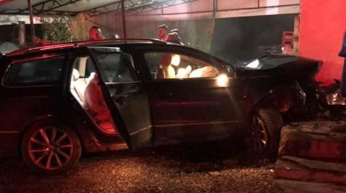 O șoferiță a intrat cu mașina în magazin, în Maramureș. Patru oameni au fost grav răniți