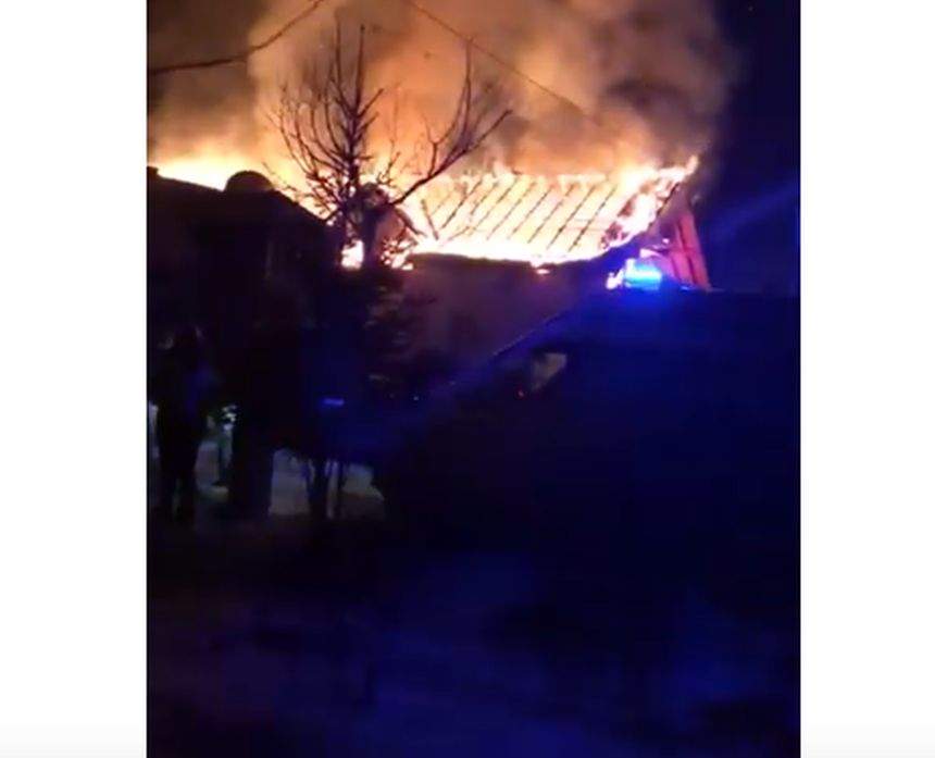 VIDEO / Incendiu devastator în această seară, la Moeciu. O pensiune s-a făcut scrum!