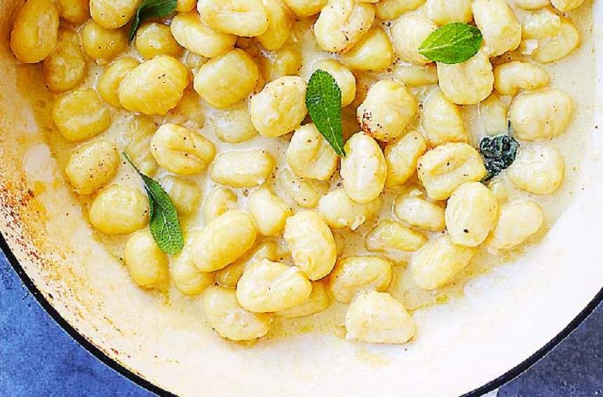 REȚETA ZILEI: Gnocchi cremoși cu usturoi și parmezan