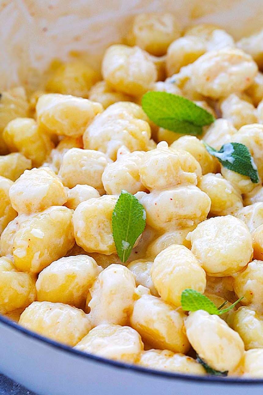 REȚETA ZILEI: Gnocchi cremoși cu usturoi și parmezan