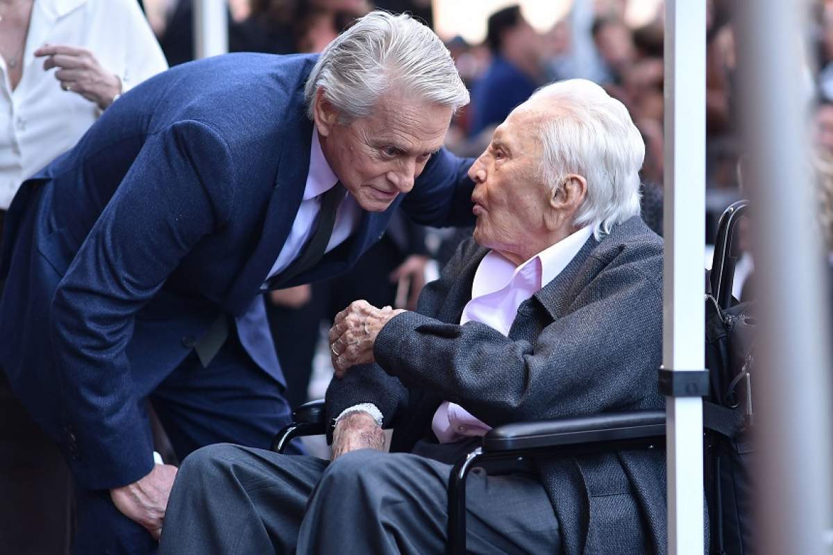 Tatăl lui Michael Douglas a uitat numele propriului fiu. Kirk Douglas împlinește 102 ani