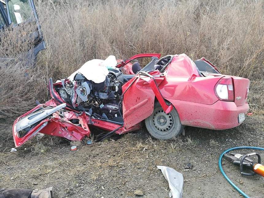 FOTO / Accident cumplit în Arad! Un bărbat şi-a pierdut viaţa încarcerat între fiarele maşinii