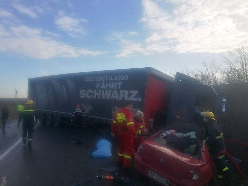 FOTO / Accident cumplit în Arad! Un bărbat şi-a pierdut viaţa încarcerat între fiarele maşinii