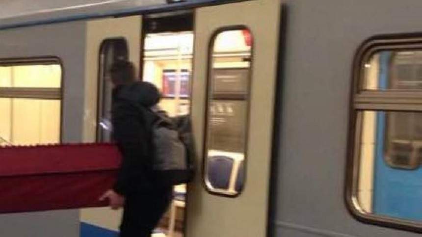 FOTO / Doi tineri au cărat un sicriu cu metroul! Călătorii au rămas cu gura căscată