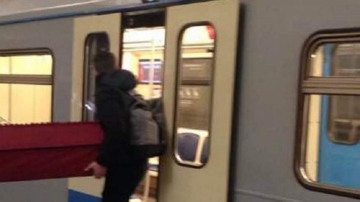 FOTO / Doi tineri au cărat un sicriu cu metroul! Călătorii au rămas cu gura căscată