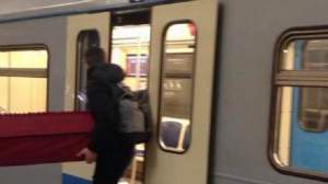 FOTO / Doi tineri au cărat un sicriu cu metroul! Călătorii au rămas cu gura căscată