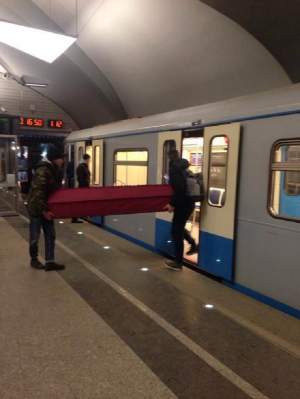 FOTO / Doi tineri au cărat un sicriu cu metroul! Călătorii au rămas cu gura căscată