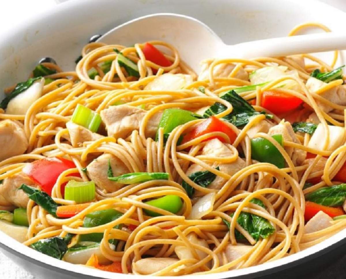 RETETA ZILEI: Noodles cu pui și legume, un prânz inedit