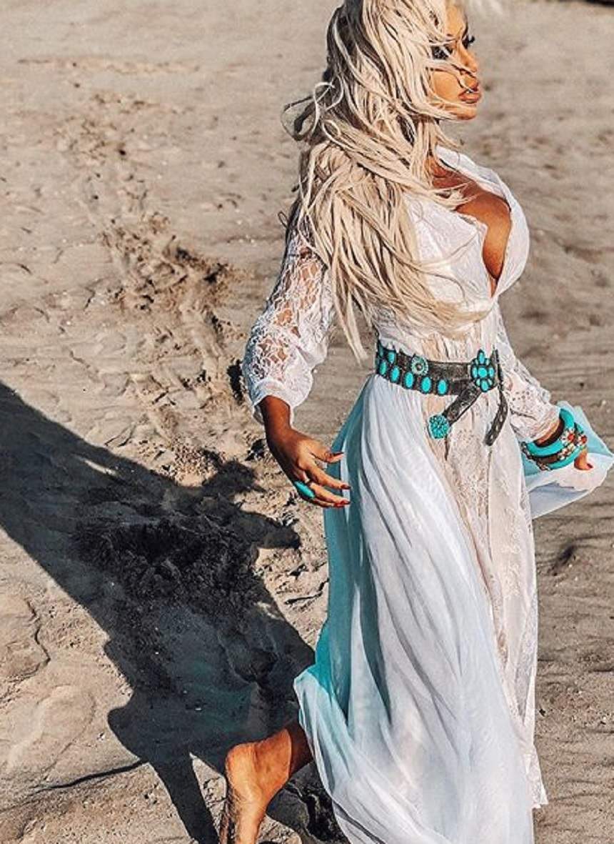 FOTO / Îți mai aduci aminte de blonda lui Costi Ioniță? Andrea încinge plajele din California cu formele ei "tunate"