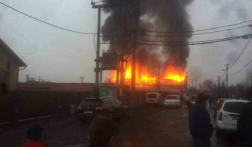 FOTO / Incendiu urmat de explozii, în Reghin! Zeci de pompieri au intervenit