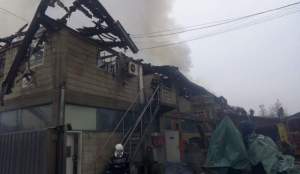 FOTO / Incendiu urmat de explozii, în Reghin! Zeci de pompieri au intervenit