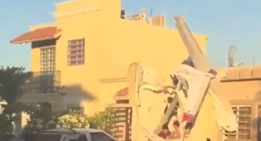VIDEO / Un avion s-a prăbuşit peste o casă! Bilanţul tragediei