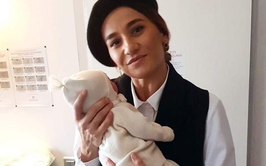 FOTO / Claudia Pătrășcanu le-a făcut fanilor cunoștință cu bebelușul: „Atât de mic, de special”