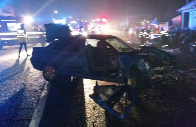 FOTO / Accident cumplit în Neamț! O persoană și-a pierdut viața, iar alte trei au fost rănite