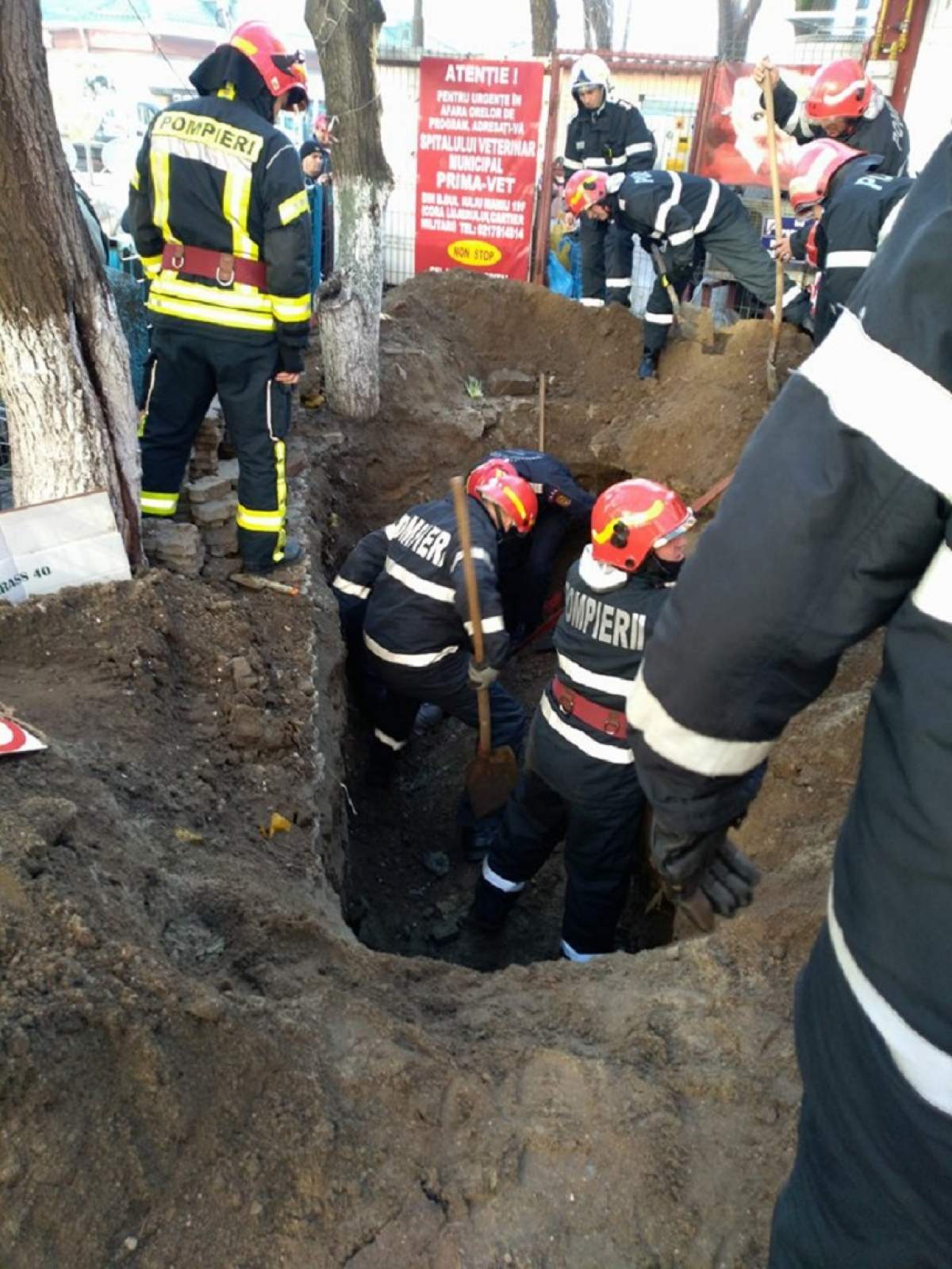 VIDEO / Şocant! Un bărbat a fost prins sub o placă de beton în Bucureşti
