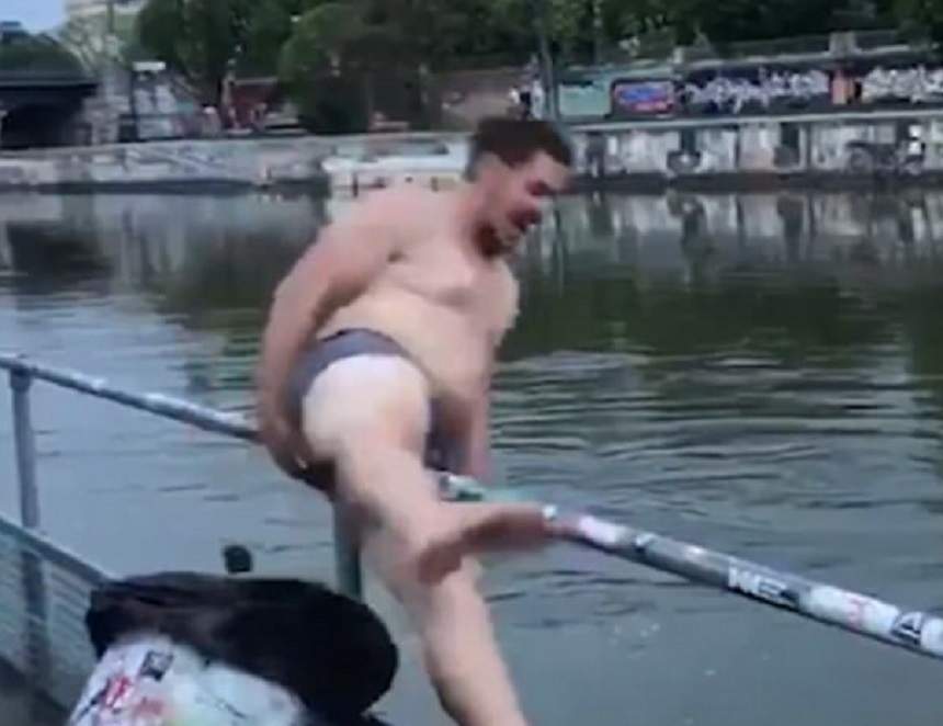 Ce nebunie! Îmbrăcat doar în boxeri, un bărbat a încercat un salt acrobatic, dar totul s-a terminat cu o mare durere în zona "delicată"