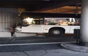 FOTO / Panică pe aeroport! 14 oameni sunt răniți, după ce autobuzul de pasageri s-a izbit de un camion