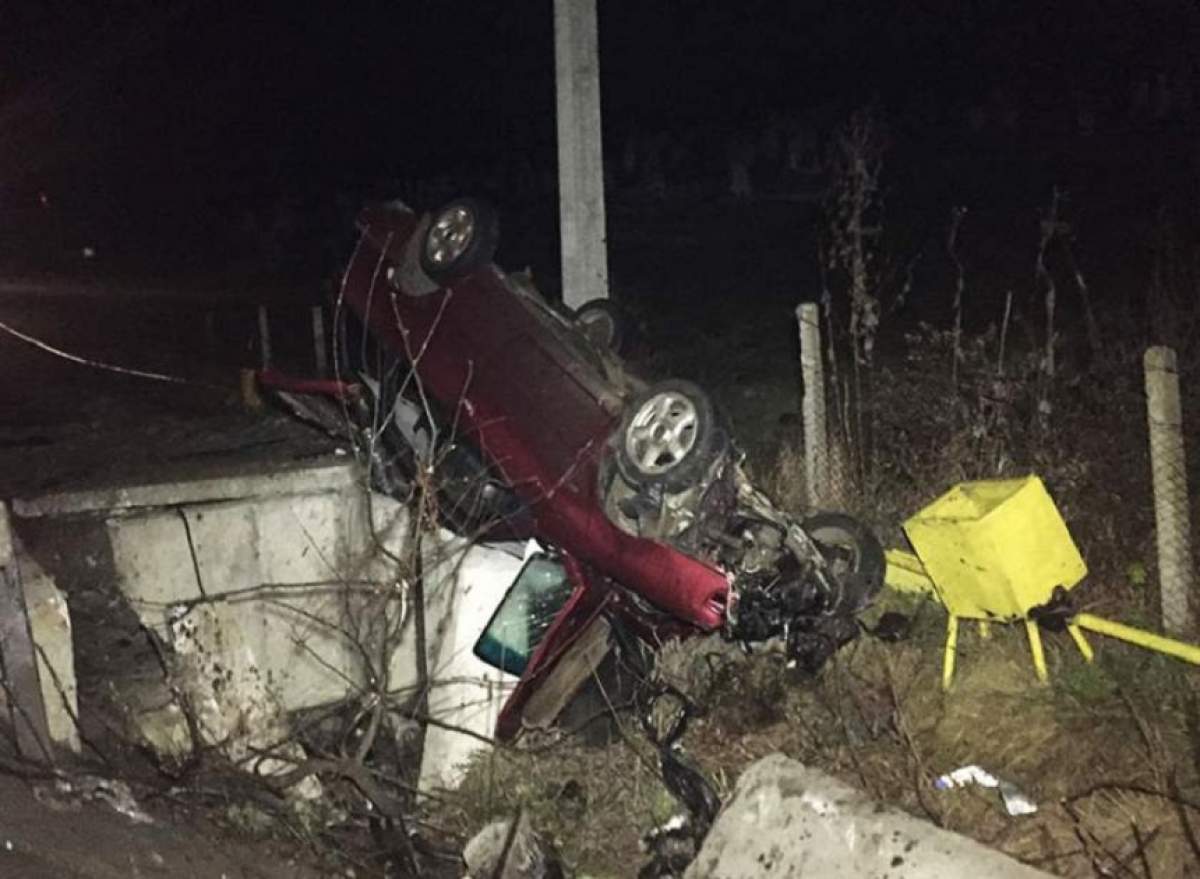 FOTO / Accident mortal! Un adolescent în vârstă de 16 ani a murit, după ce a intrat cu maşina într-o ţeavă de gaze