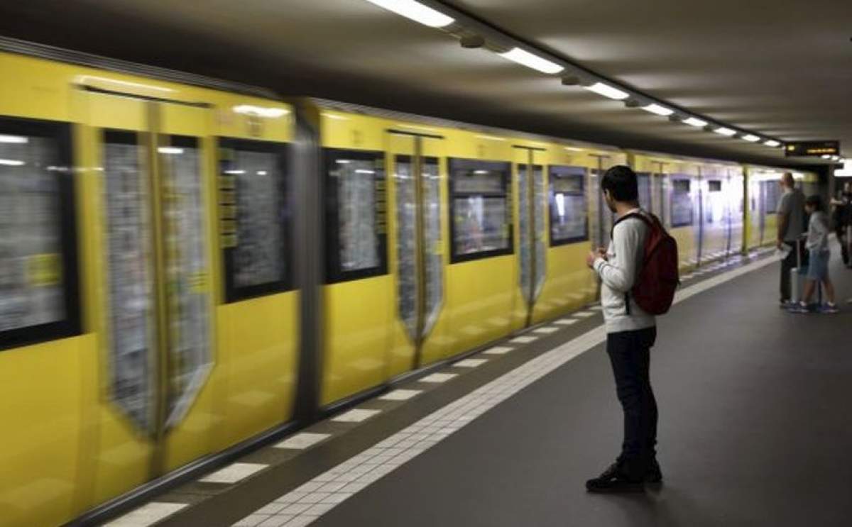 VIDEO / Bărbat nevăzător, umilit de un alt călător la metrou. Scena terifiantă a fost filmată