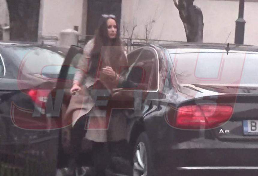 VIDEO PAPARAZZI / Ioan Andone nu suflă în faţa iubitei fiului său! Tânăra care i-a furat minţile lui Mihnea a pus stăpânire pe comoara antrenorului!