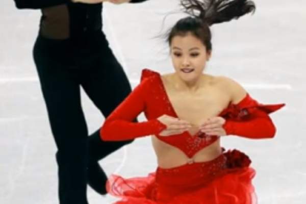 VIDEO / Vezi și tu! Momentul când costumul unei patinatoare s-a desfăcut, chiar în timpul numărului!