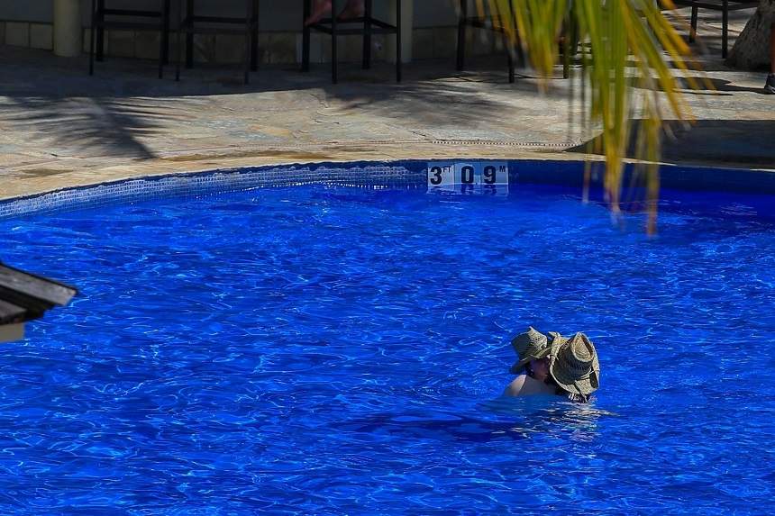FOTO / Și-au făcut de cap în piscină, în văzul tuturor. Imagini incendiare cu două super vedete