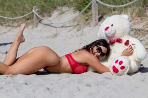 FOTO / S-a tăvălit cu ursuleţul pe nisipul fierbinte şi a arătat prea mult. Imagini incendiare cu Claudia Romani