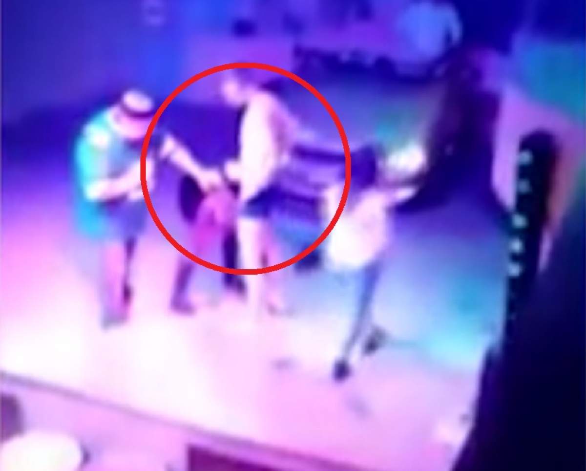 VIDEO / Momentul când o femeie a făcut sex oral pe scenă, în văzul tuturor din club. I-a fost promis ceva în schimbul actului!