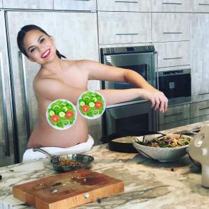 FOTO / Însărcinată în 5 luni și la fel de sexy! O vedetă dezinhibată s-a pozat goală pușcă în bucătărie