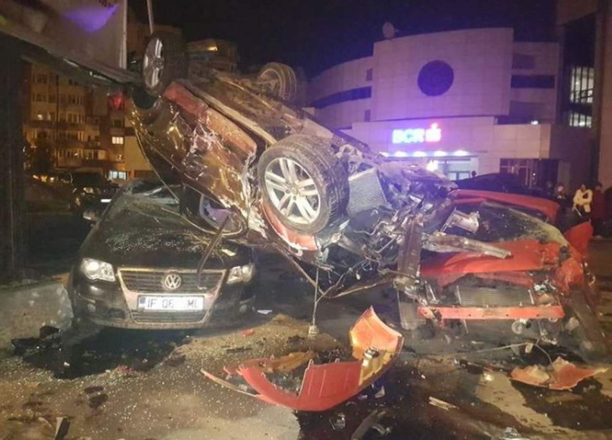 VIDEO / Accident uluitor în Constanţa. O şoferiţă a doborât un stâlp de electricitate şi a distrus zece maşini