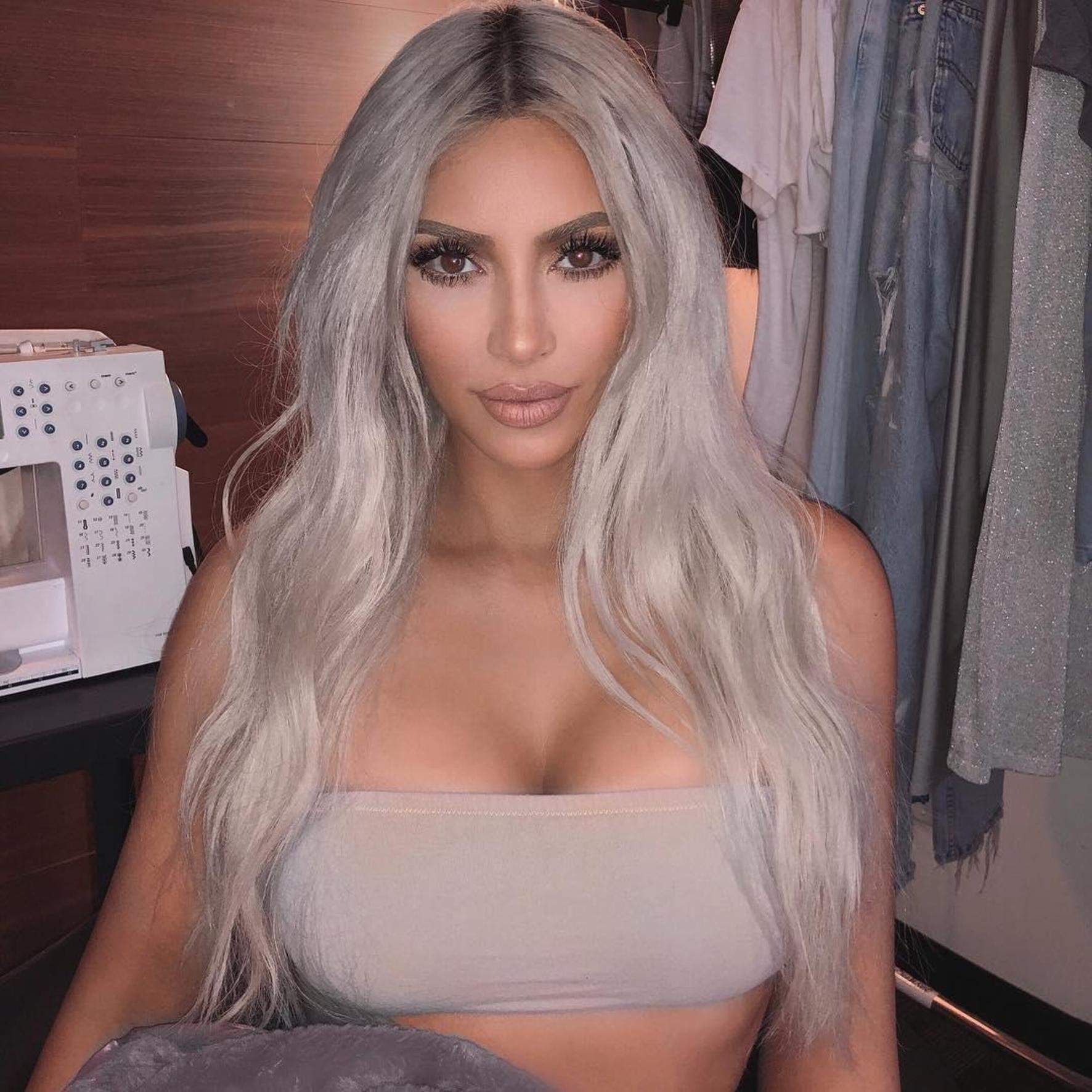 Kim Kardashian nu se cuminţeşte! S-a pus în „patru labe” şi a făcut mare vâlvă pe internet