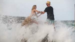 VIDEO / Poza topless pe stânci când valul a lovit-o puternic! Imagini şocante cu fotomodelul Kate Upton