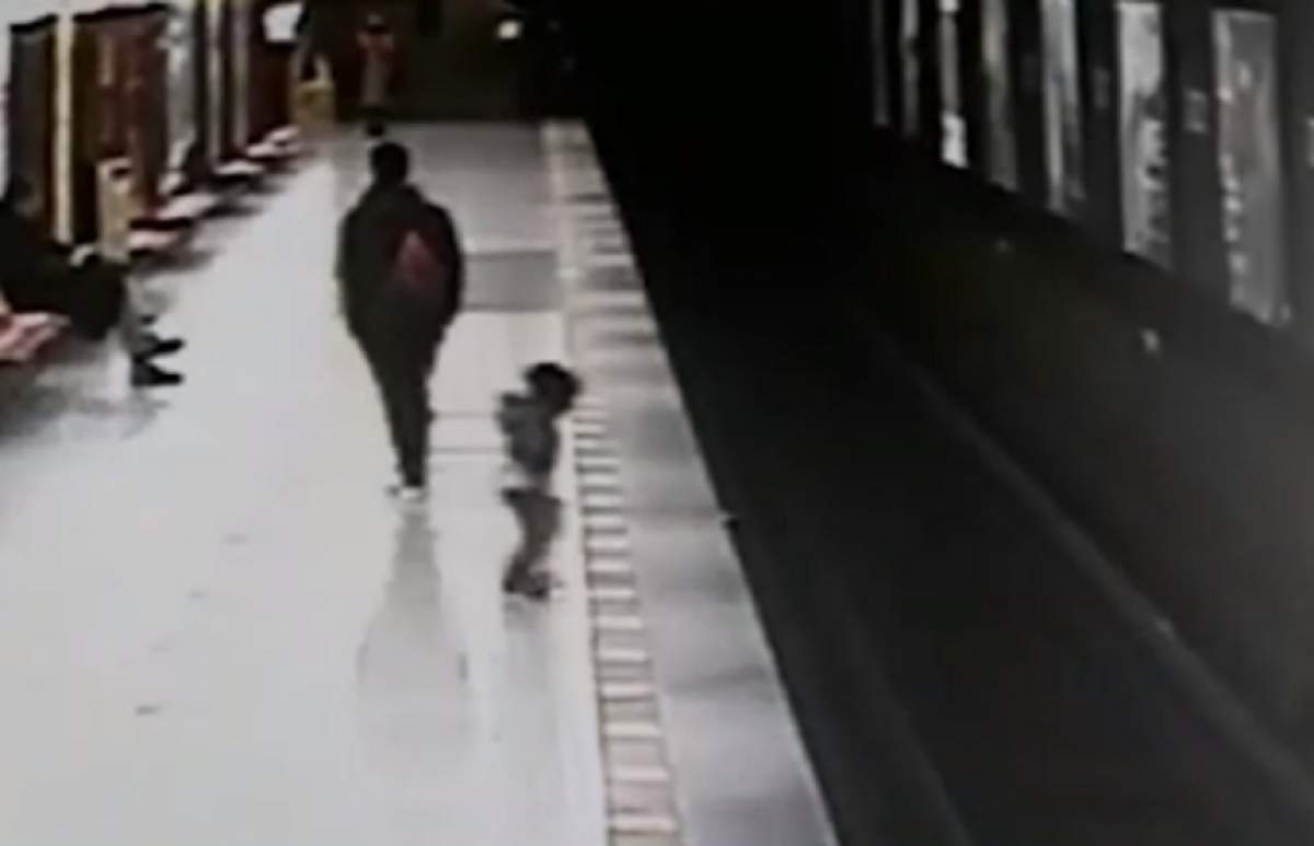 VIDEO / Momente de panică! Un copil de doar doi ani a căzut pe şinele metroului