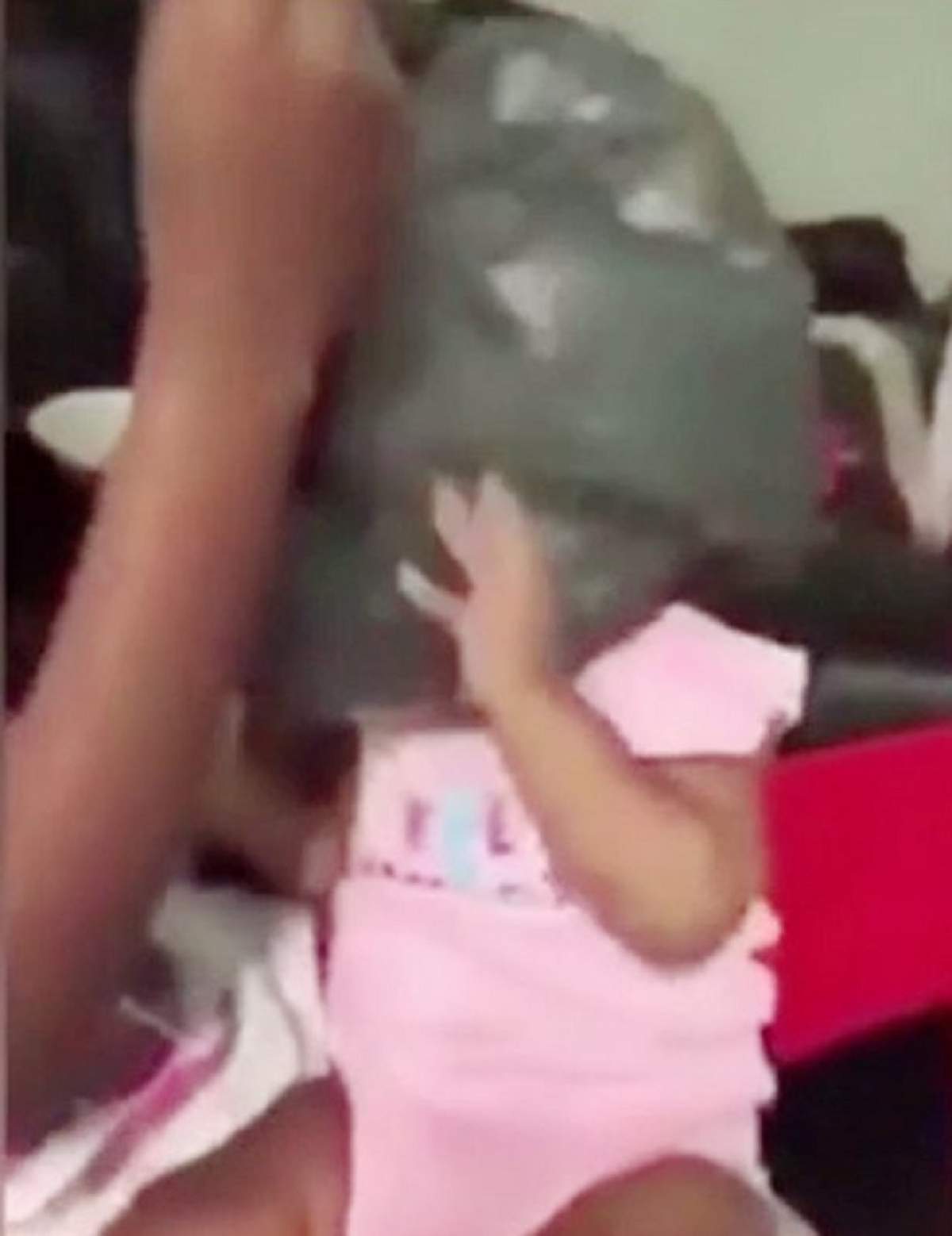VIDEO / Tulburător! Doi adolescenţi sufocă un copil cu o pungă de plastic:  "Îl învăţăm disciplina!"