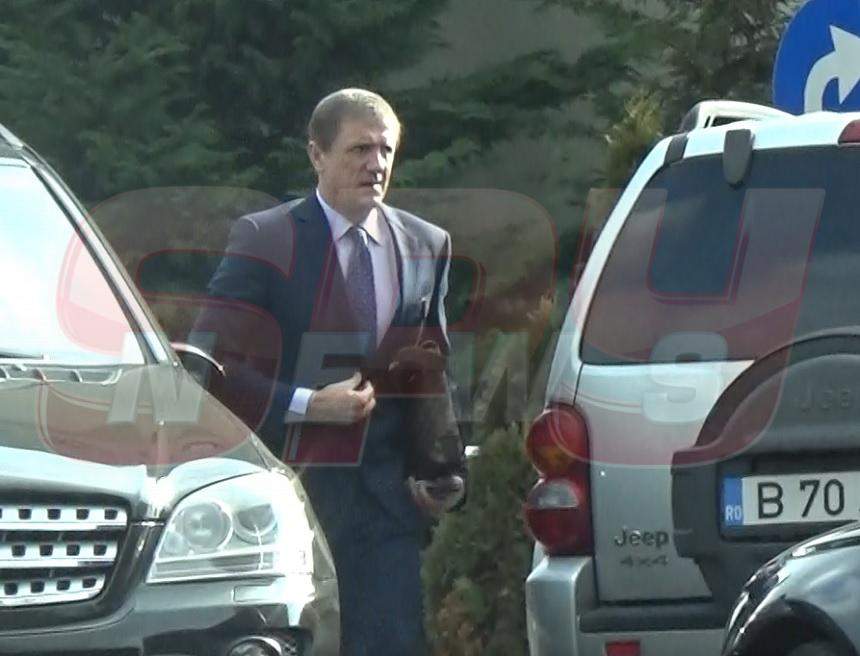 VIDEO PAPARAZZI / A făcut senzaţie pe gazon, iar pe stradă e alt om! Cum arată Gică Popescu atunci când pleacă de la afaceri