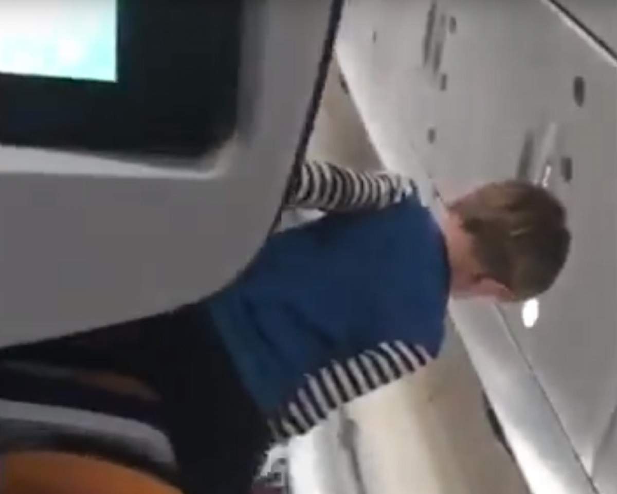 VIDEO / Calvar pentru pasagerii unui avion. Timp de 8 ore, au avut de îndurat „urlete demonice” care i-au scos din minți