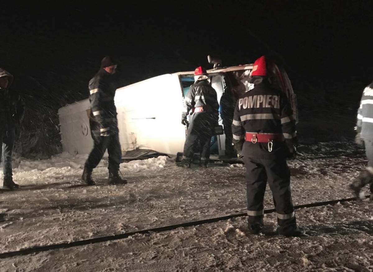 Accident grav în Vaslui! Un microbuz cu 13 oameni s-a răsturnat