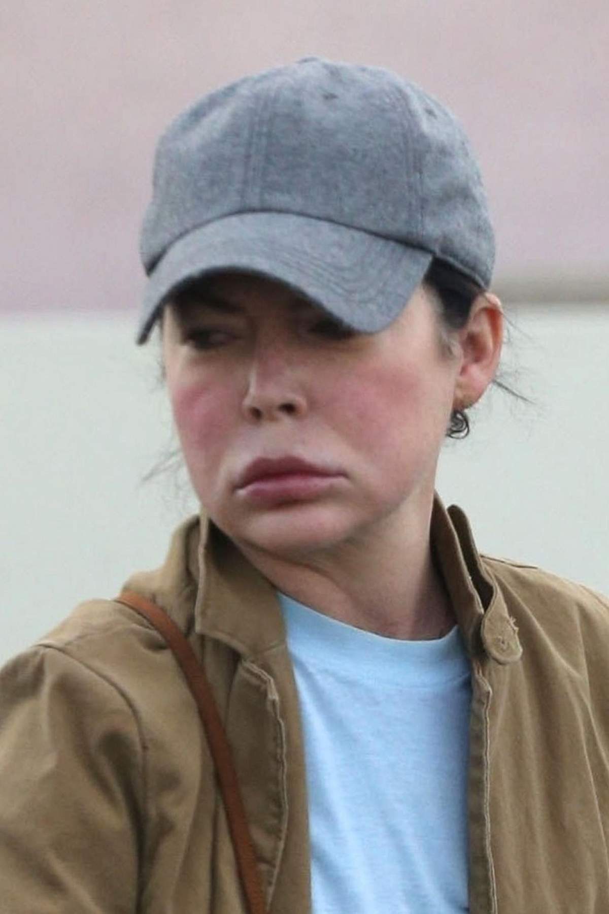 FOTO / Operaţiile estetice i-au distrus faţa, iar acum bea de stinge! Ea este actriţa care are viaţa în paragină şi arată ca o epavă