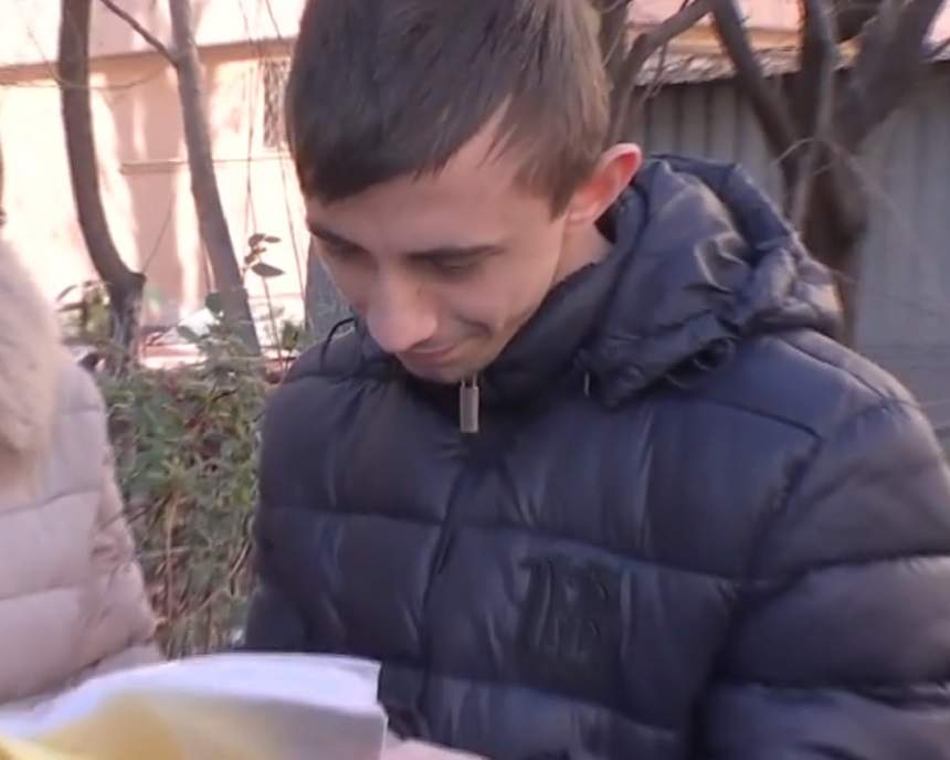 VIDEO / Doi orfani, chinuiți de familia fratelui vitreg! Au trăit o viață de calvar: "Mi-a dat o palmă de mi-a învinețit ochii"