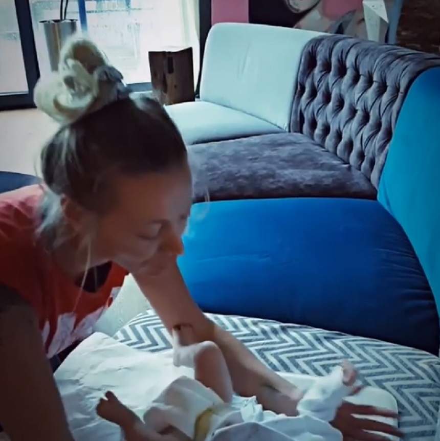 VIDEO / Delia s-a pus pe schimbat de scutece! Gina Matache: „Na, că am făcut-o și pe asta!”