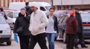 VIDEO / Teroare pe străzile din Satu Mare. Mame cu copii de mână, agresate de un bărbat care iese pe străzi dezbrăcat