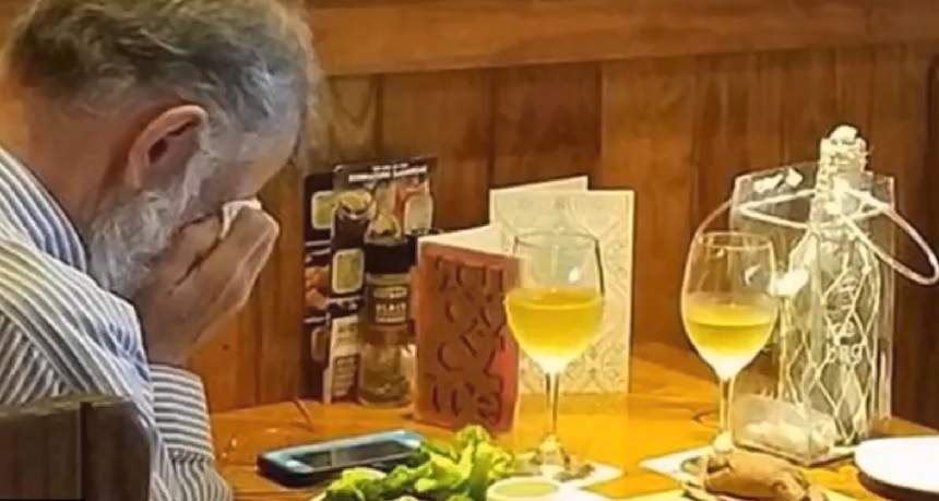 VIDEO / Pur şi simplu dureros! A fost surprins mâncând alături de cenuşa soţiei, într-un restaurant