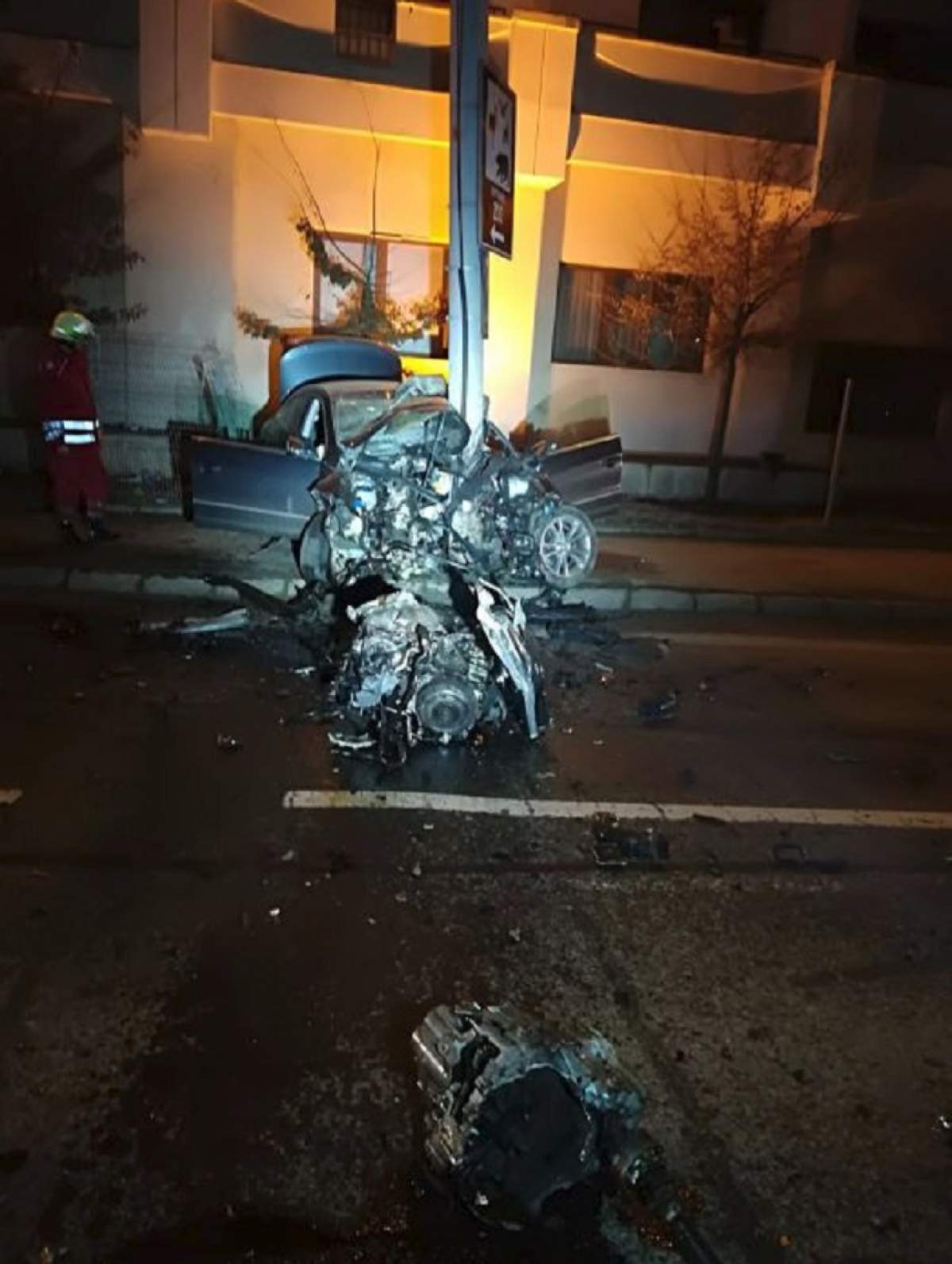 FOTO / Accident grav în Sibiu! Un bărbat a murit, după ce s-a izbit violent cu maşina de un stâlp