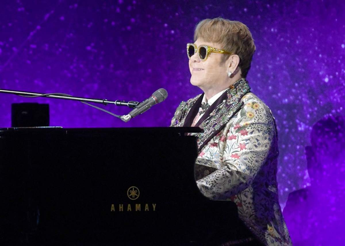 VIDEO / Elton John, lovit în timpul unui concert, direct în faţă